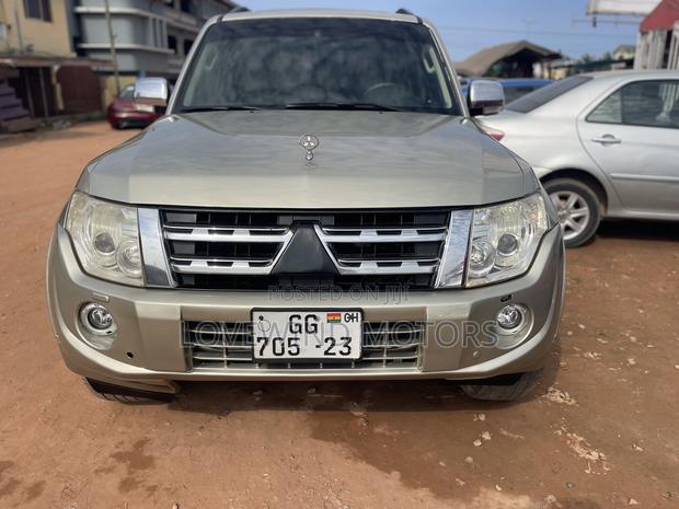 Mitsubishi Pajero 2015 Gray