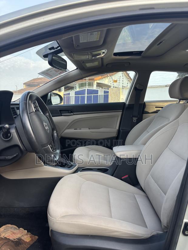 Hyundai Elantra SE Sedan FWD (2.0L 4cyl 6M) 2017 Beige