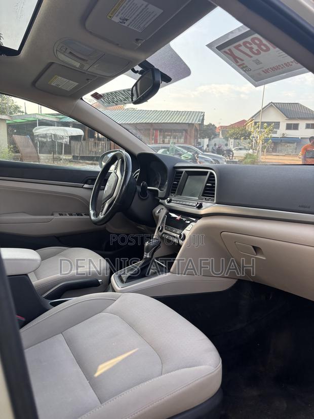 Hyundai Elantra SE Sedan FWD (2.0L 4cyl 6M) 2017 Beige