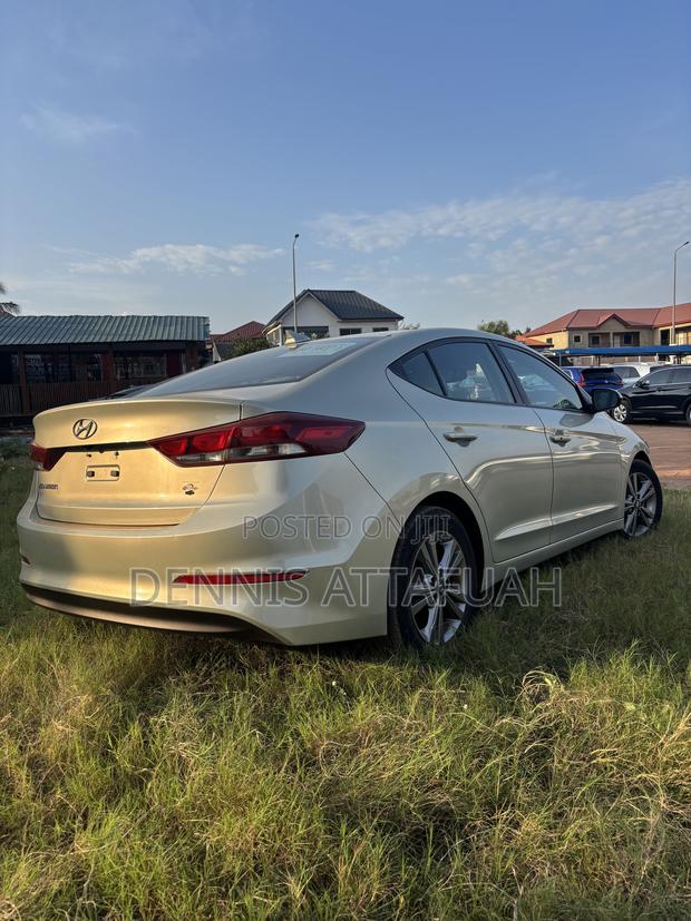 Hyundai Elantra SE Sedan FWD (2.0L 4cyl 6M) 2017 Beige