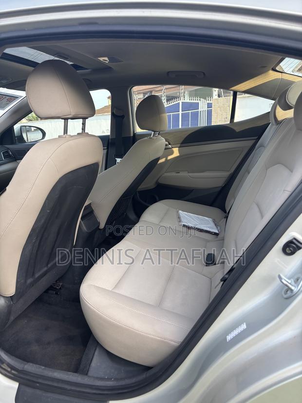 Hyundai Elantra SE Sedan FWD (2.0L 4cyl 6M) 2017 Beige