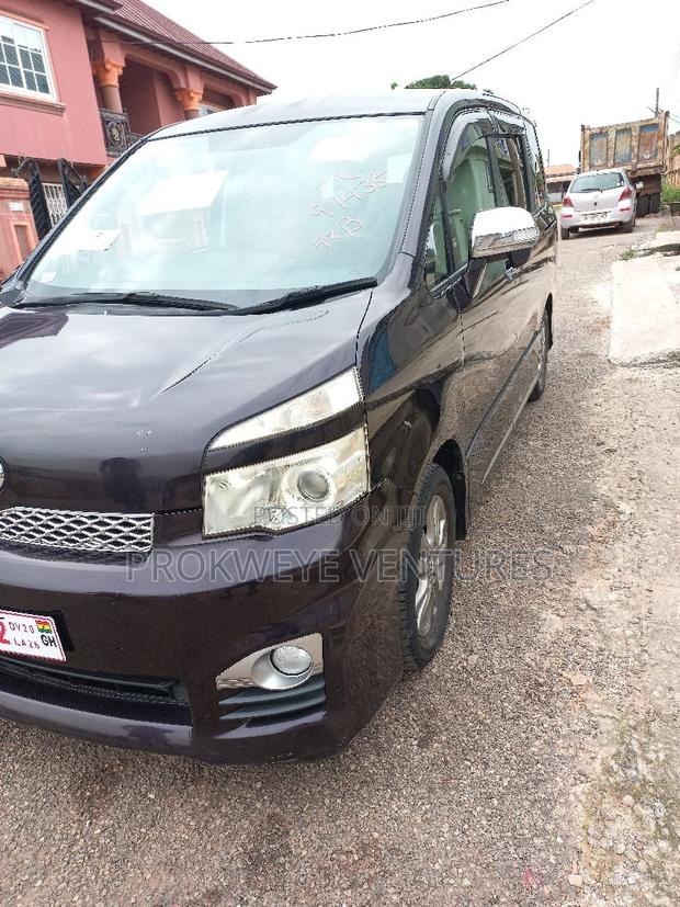 Toyota Voxy V 4WD 7-Seater 2012 Black
