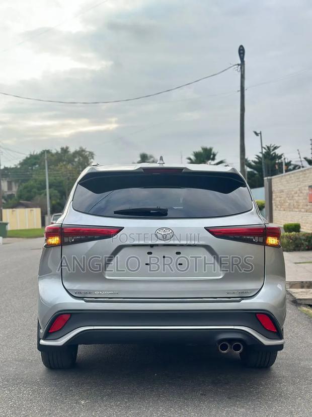 Toyota Highlander 2021 Silver