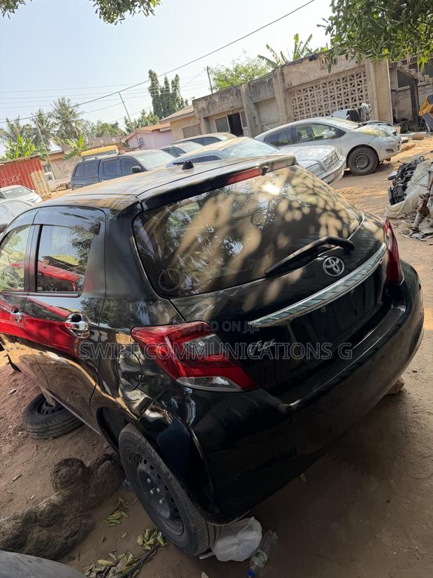Toyota Vitz 1.3 FWD 5dr 2015 Black