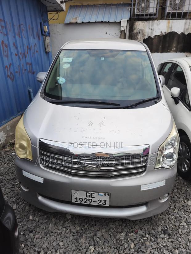 Toyota Noah 2010 Silver