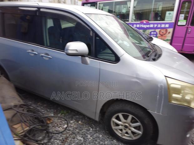 Toyota Noah 2010 Silver