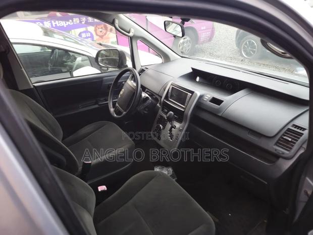 Toyota Noah 2010 Silver