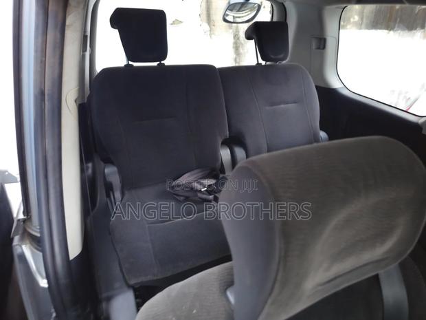 Toyota Noah 2010 Silver