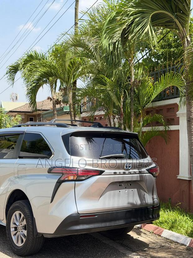 Toyota Sienna 2022 Silver