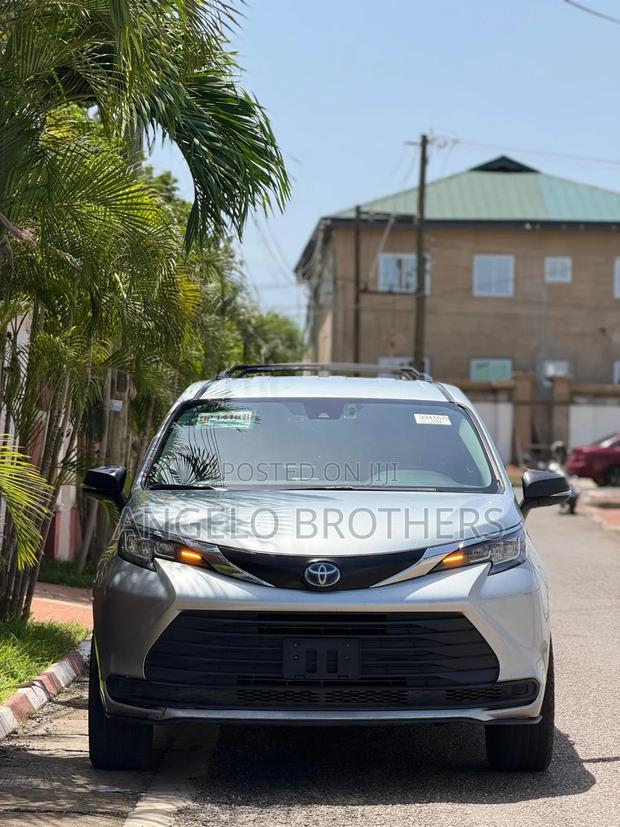 Toyota Sienna 2022 Silver