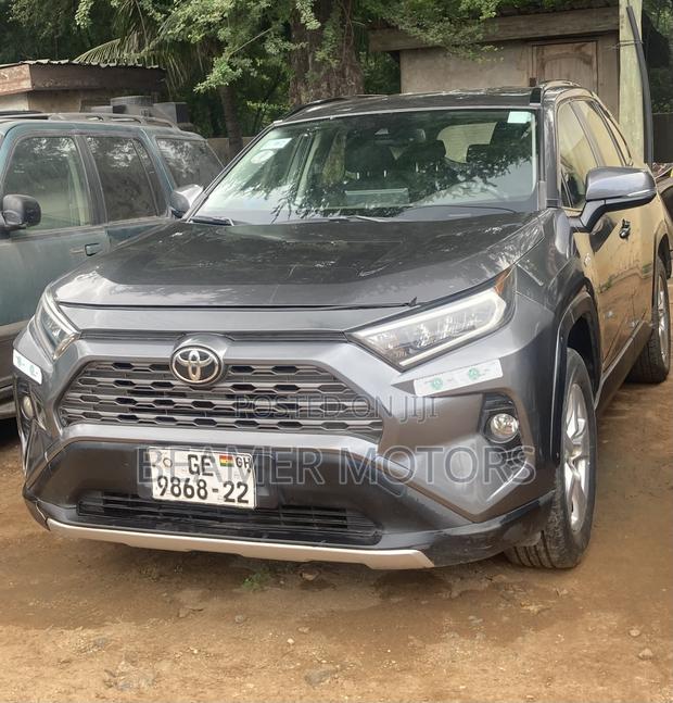 Toyota RAV4 XLE 2021 Gray