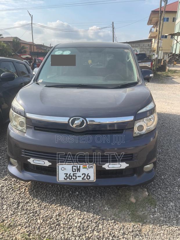 Toyota Voxy V 4WD 8-Seater 2013 Gray