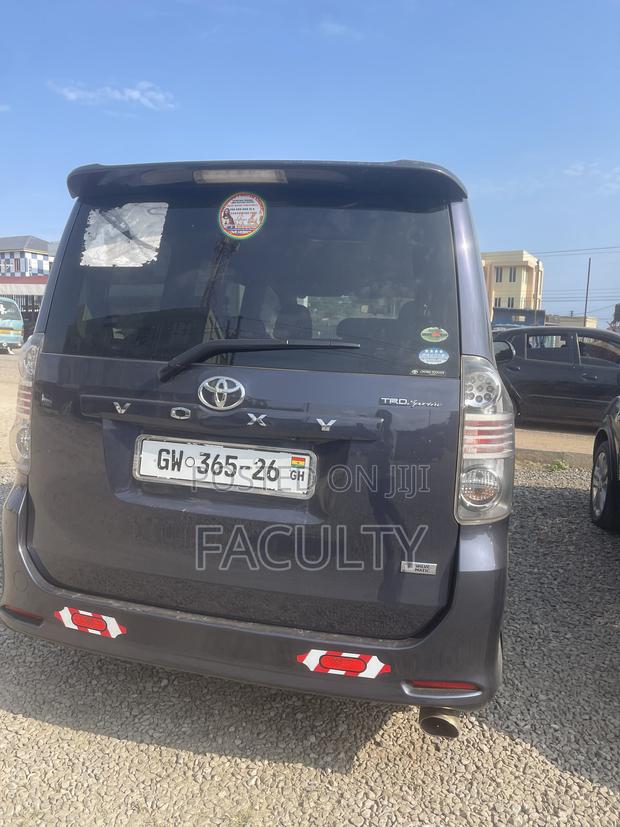 Toyota Voxy V 4WD 8-Seater 2013 Gray