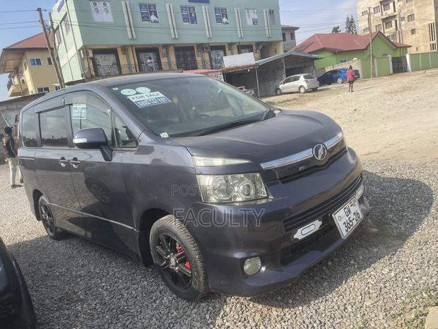 Toyota Voxy V 4WD 8-Seater 2013 Gray