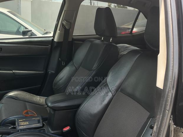 Toyota Corolla SE (1.8L 4cyl 6M) 2018 Black