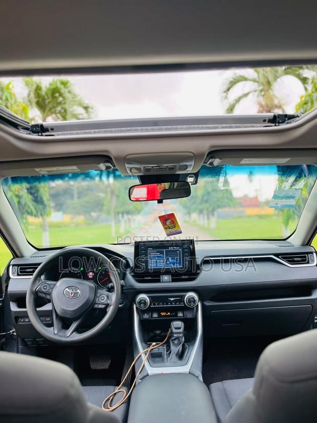 Toyota RAV4 XLE FWD 2019 Blue