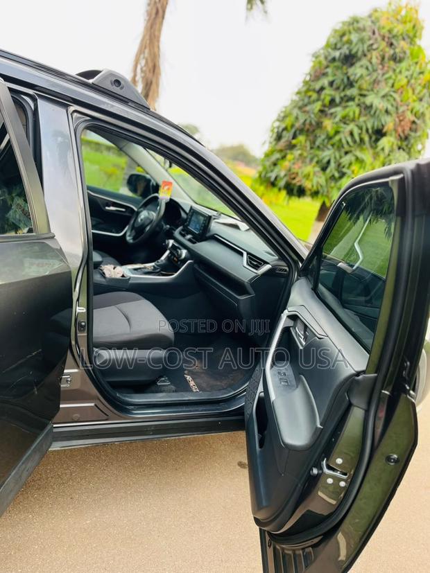 Toyota RAV4 XLE FWD 2019 Blue