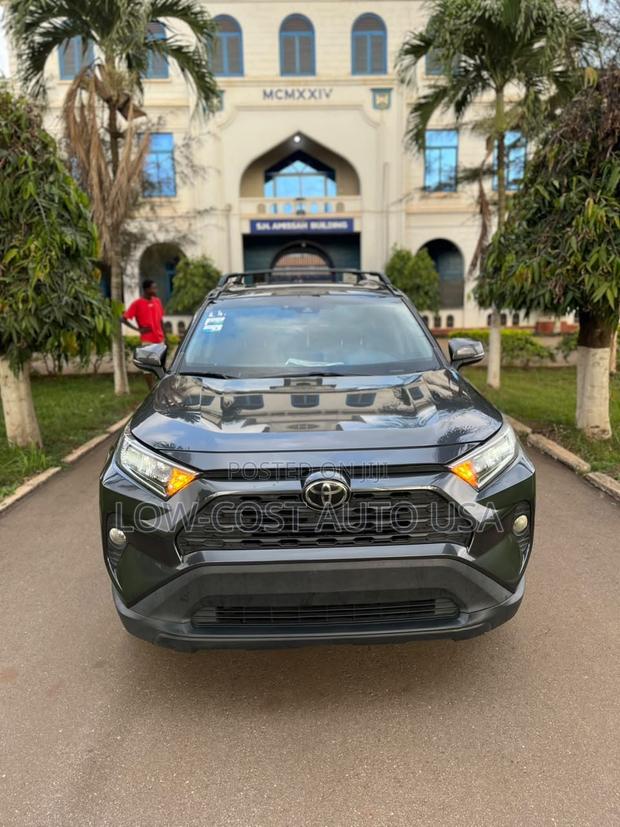 Toyota RAV4 XLE FWD 2019 Blue