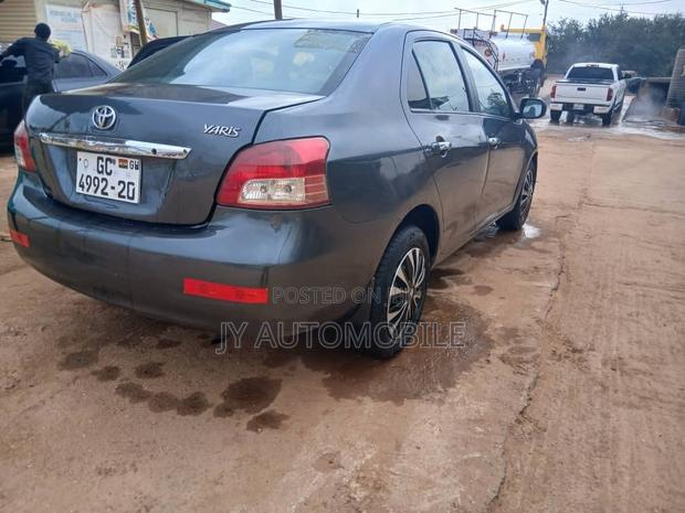 Toyota Yaris 2011 Gray