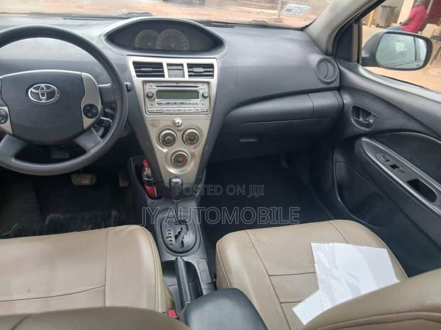 Toyota Yaris 2011 Gray