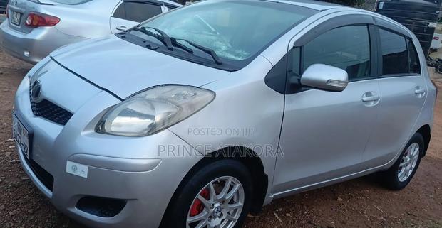 Toyota Vitz 2010 Silver