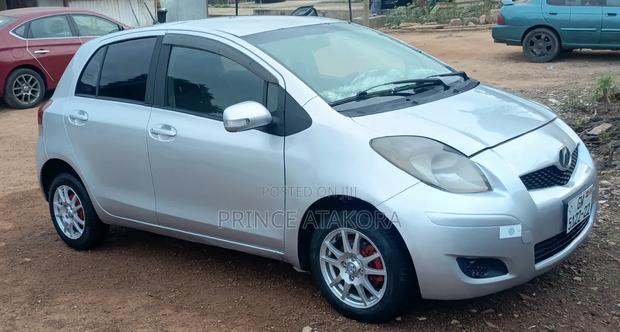 Toyota Vitz 2010 Silver