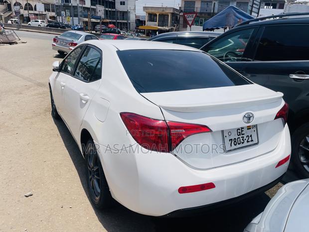 Toyota Corolla SE 4dr Sedan (1.8L 4cyl CVT) 2017 White