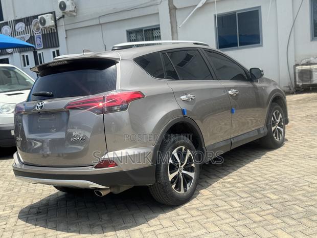 Toyota RAV4 Limited 4dr SUV AWD (2.5L 4cyl 6A) 2018 Silver
