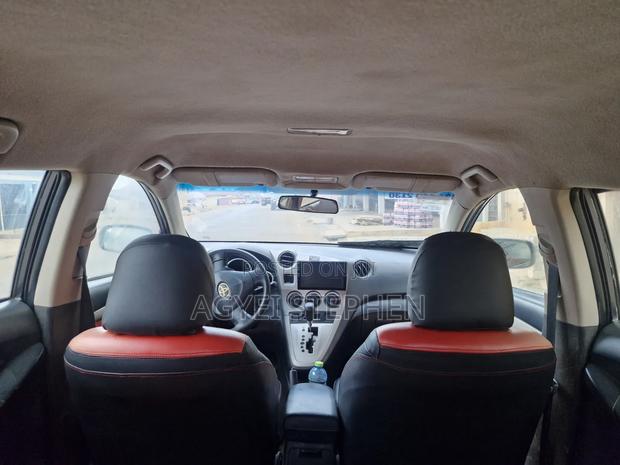 Toyota Matrix Hatchback FWD (1.8L 4cyl 5M) 2010 Gray