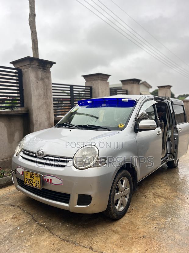 Toyota Sienta 2013 Silver