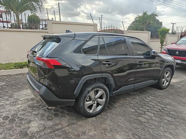 Toyota RAV4 XLE FWD 2023 Black