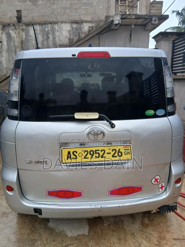 Toyota Sienta 2013 Silver