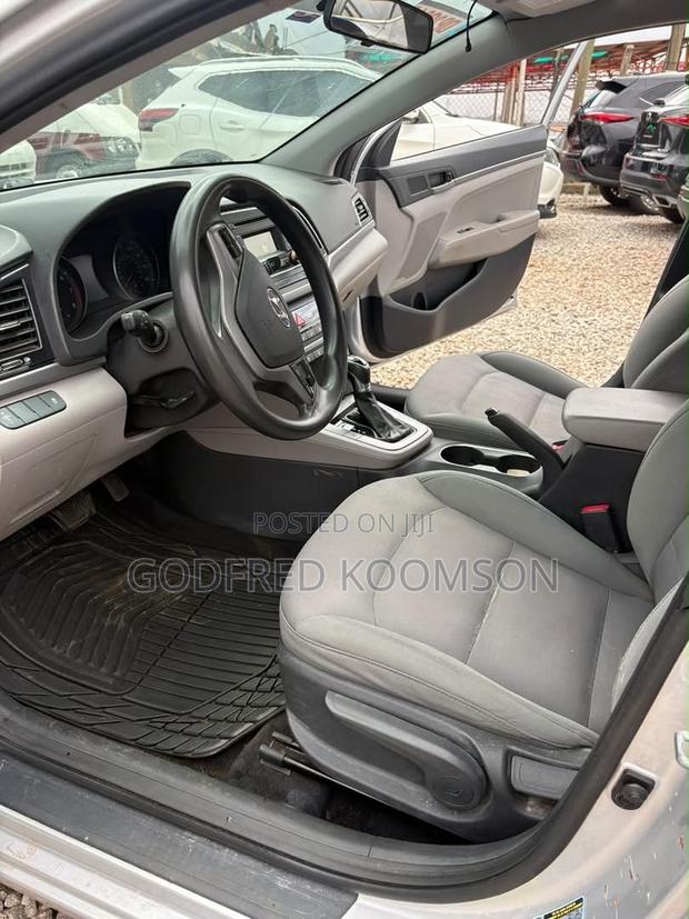 Hyundai Elantra SE Sedan FWD (2.0L 4cyl 6M) 2017 Gray