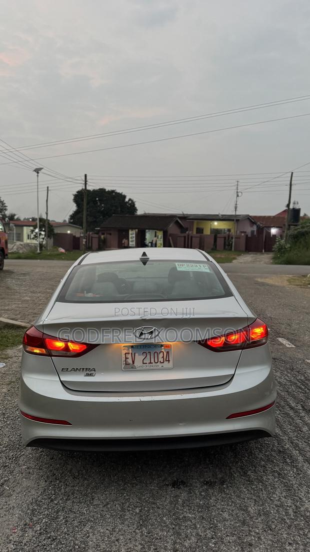 Hyundai Elantra SE Sedan FWD (2.0L 4cyl 6M) 2017 Gray