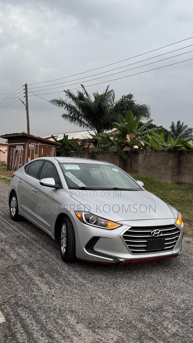 Hyundai Elantra SE Sedan FWD (2.0L 4cyl 6M) 2017 Gray