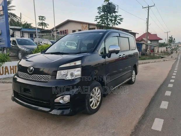 Toyota Voxy 2013 Black