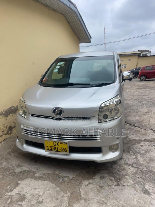 Toyota Voxy V 2WD 8-Seater 2010 Silver