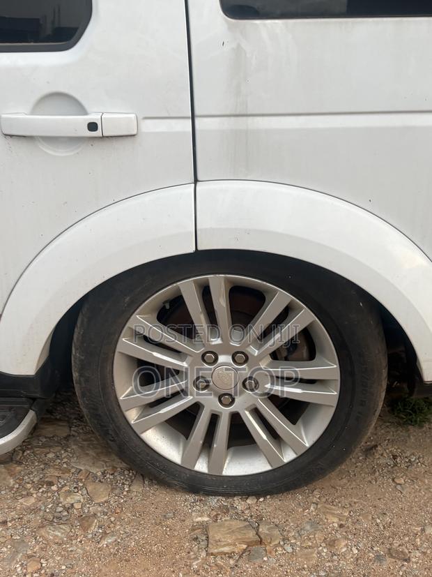 Land Rover Discovery 2015 White