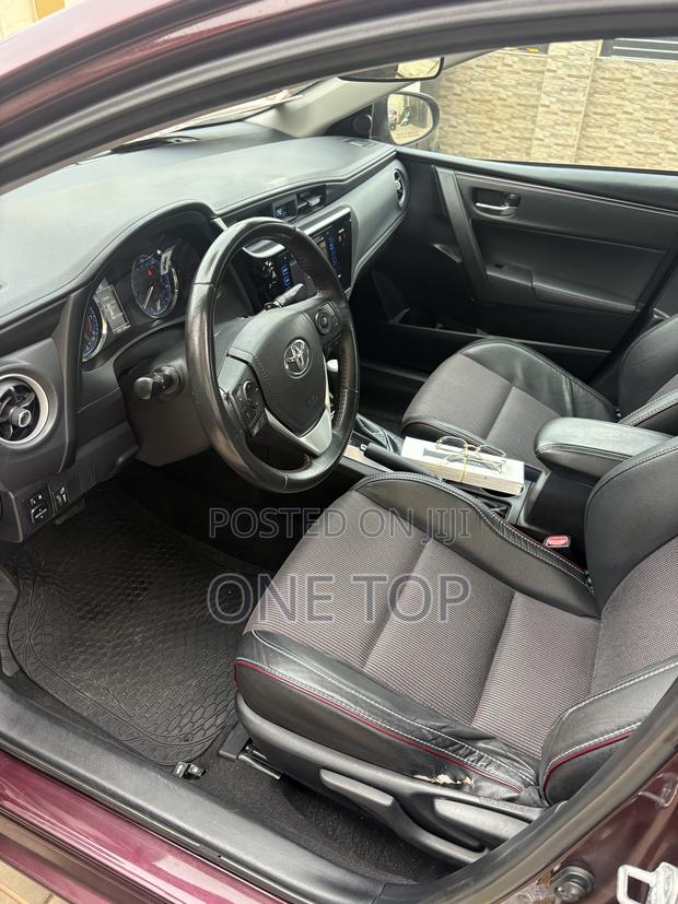 Toyota Corolla SE (1.8L 4cyl 6M) 2018 Burgundy