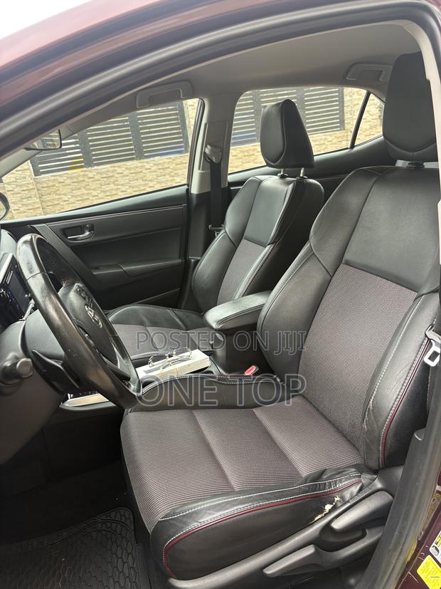 Toyota Corolla SE (1.8L 4cyl 6M) 2018 Burgundy