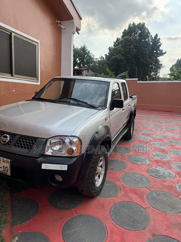 Nissan Hardbody 2010 Silver