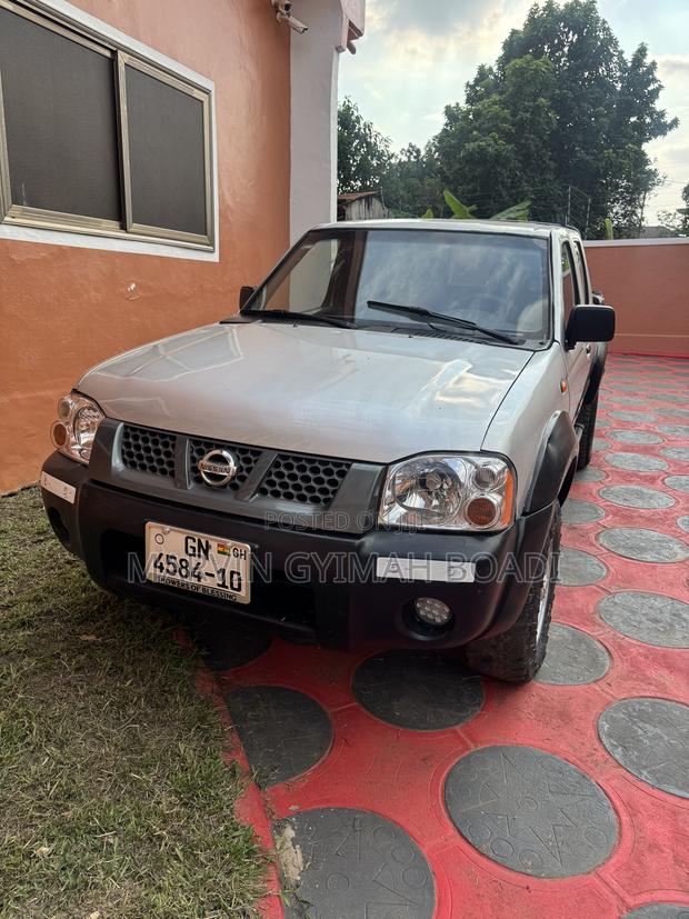 Nissan Hardbody 2010 Silver