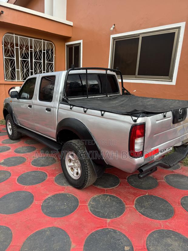 Nissan Hardbody 2010 Silver