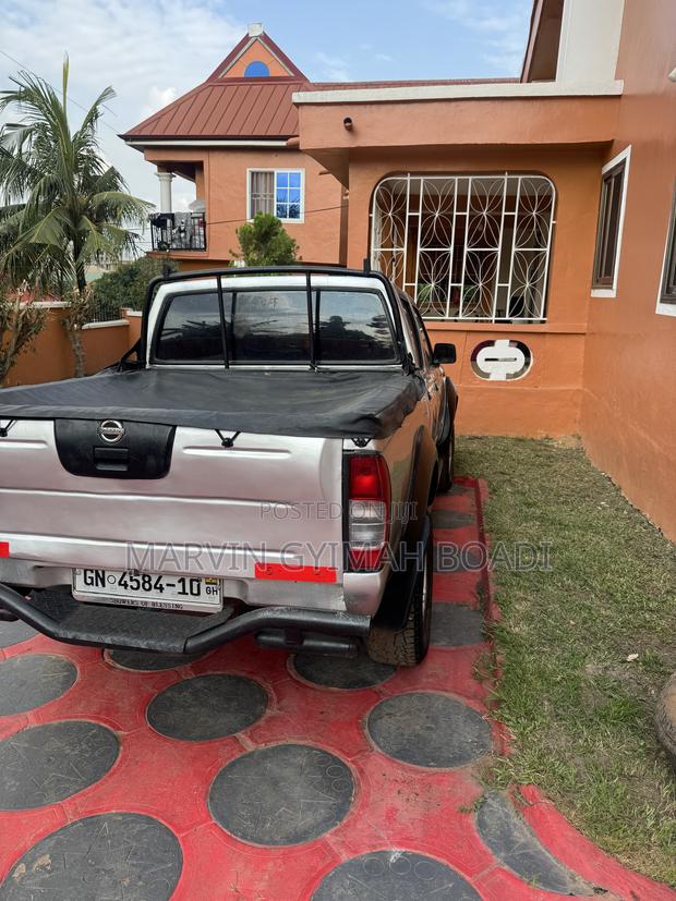Nissan Hardbody 2010 Silver