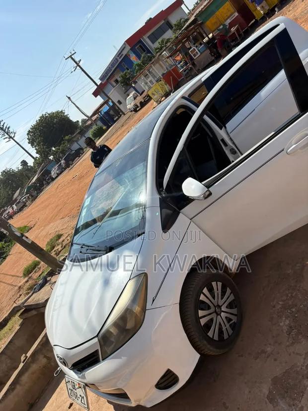 Toyota Vitz 2012 White