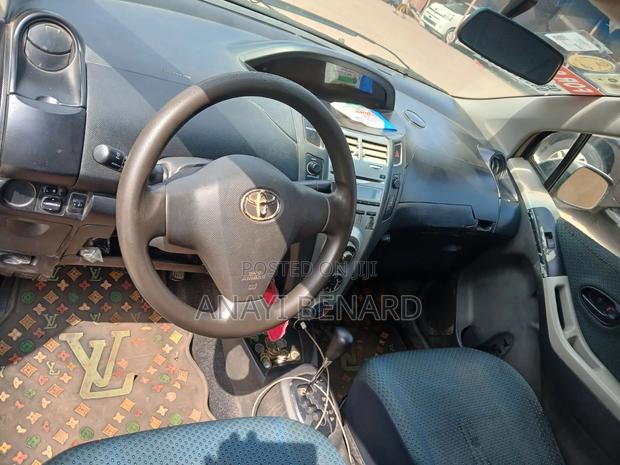 Toyota Vitz 1.3 AWD 3dr 2009 Gray