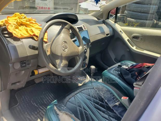 Toyota Vitz 2010 Silver