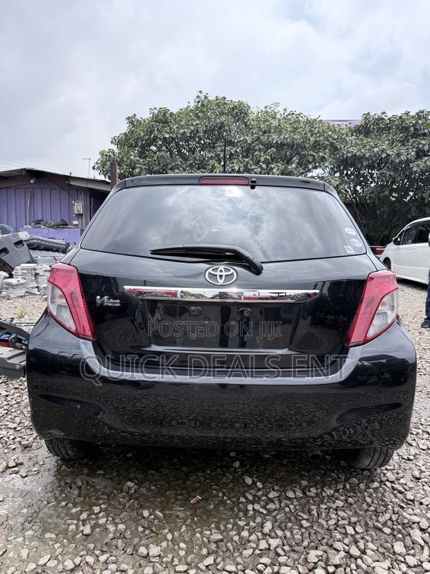 Toyota Vitz 1.3 FWD 5dr 2012 Black