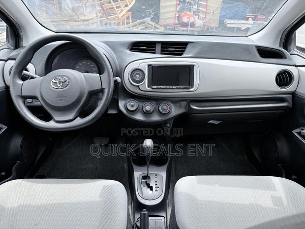 Toyota Vitz 1.3 FWD 5dr 2012 Black
