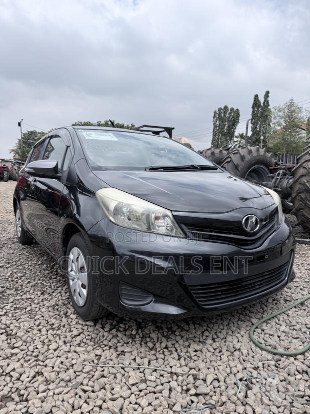 Toyota Vitz 1.3 FWD 5dr 2012 Black